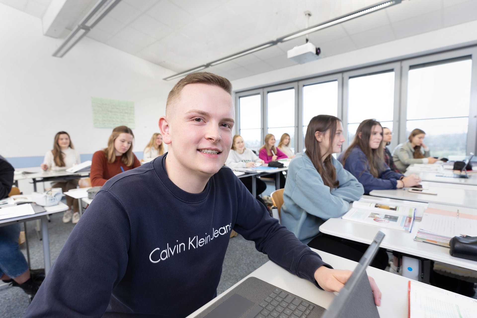 Schüler sitzt in der Klasse